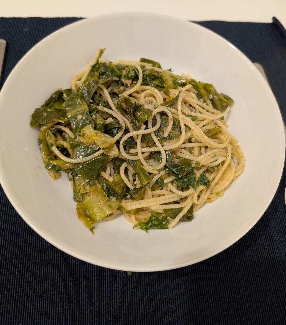Fettuccine com Sardinhas, Couve, Alho, Malagueta e Limão